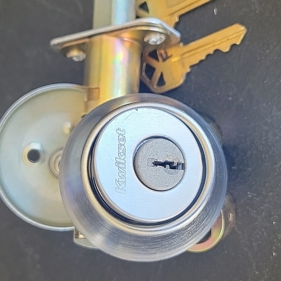 Kwikset  Used Deadbolt Door Single Cylinder Lock With 2 Keys - Picture 8 of 9